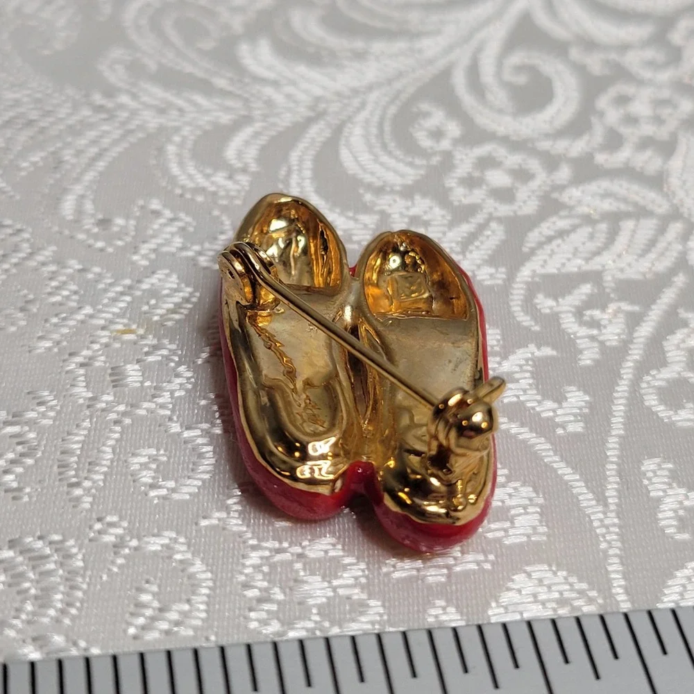 Vintage Gold‎ Ruby Red Slippers Brooch Enamel Rhinestone Bow Dorothy Kitsch Gift